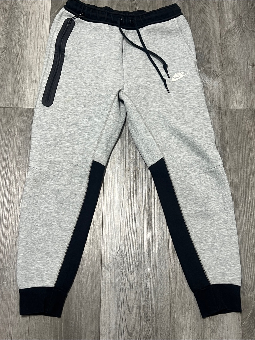 Nike Tech men’s grey sweatpants / size M